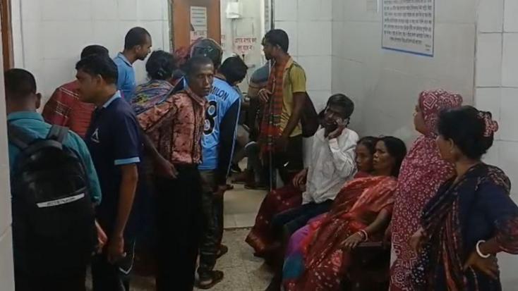 গোপালগঞ্জে পিকআপ ও প্রাইভেটকারের মুখোমুখি সংঘর্ষে আহত ২৬